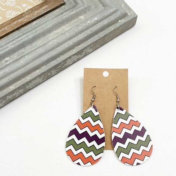 Chevron print teardrop hand made earrings - Picture 2 of 2